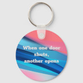 Wanneer één deur sluit opent een andere citaatsleu sleutelhanger (Voorkant)