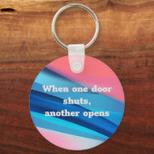 Wanneer één deur sluit opent een andere citaatsleu sleutelhanger (Voorkant)