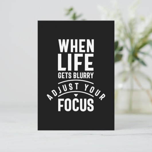 Wanneer het leven onscherp wordt, pas je focus aan RSVP kaartje (Staand voorkant)