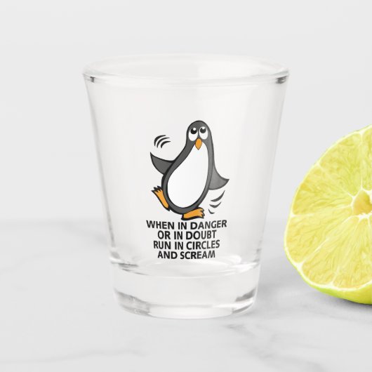 Wanneer in Danger of in Doubt Funny Penguin Shot Glas (Voorkant)