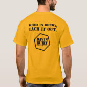 WANNEER IN TWIJFEL, NEEM HET UIT. (zwart/goud) T-shirt (Achterkant)