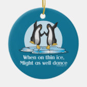 Wanneer op Thin Ice Pinguins Funny Design Keramisch Ornament (Voorkant)