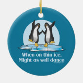Wanneer op Thin Ice Pinguins Funny Design Keramisch Ornament (Achterkant)