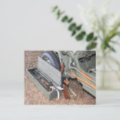 Wapens uit de Tweede Wereldoorlog en kit van een J Briefkaart (Staand voorkant)