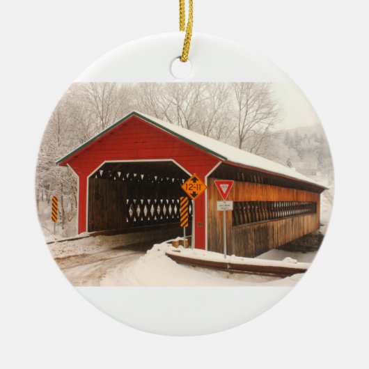 Ware Gilbertville Covered Bridge Winter Keramisch Ornament (Voorkant)