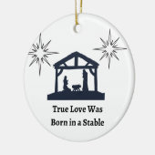 Ware liefde werd geboren in een stal op een kerst keramisch ornament (Links)