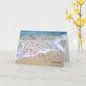 ware liefdestekst in het oceaanzand kaart (Gele Bloem)