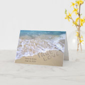 ware liefdestekst op de oceaanzandstrant kaart (Gele Bloem)