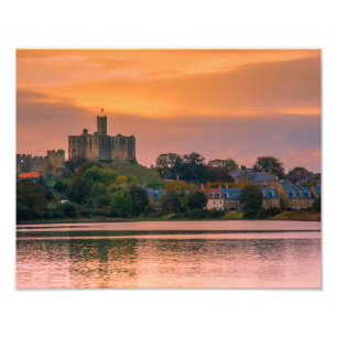 Warkworth Village en Castle bij zonsondergang Foto Afdruk