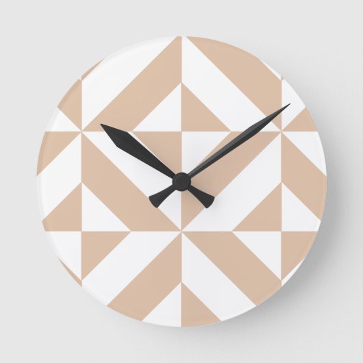 Warm Beige Geometric Deco Cube Patroon Ronde Klok (Voorkant)