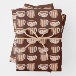 Warm cirkelpatroon op kopjes koffie inpakpapier vel