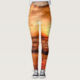 Warm gouden Sinaasappel zonsondergang boven de oce Leggings