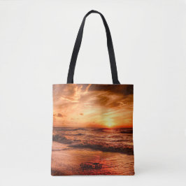 Warm gouden Sinaasappel zonsondergang boven de oce Tote Bag