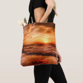 Warm gouden Sinaasappel zonsondergang boven de oce Tote Bag (Dichtbij)