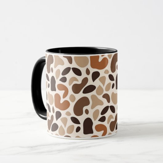 Warm Neutral Abstract Mug – Modern Organic Pattern Mok (Voorkant links)