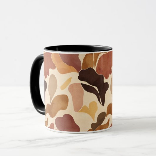 Warm Neutral Abstract Mug – Modern Organic Pattern Mok (Voorkant links)