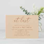 Warm Peach Sand Neutral Wedding | Modern QR Code Kaart (Staand voorkant)