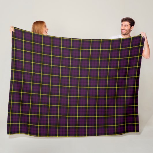 Warm Plum paarse geruite zwart gouden stipe tartan Fleece Deken (In situ)