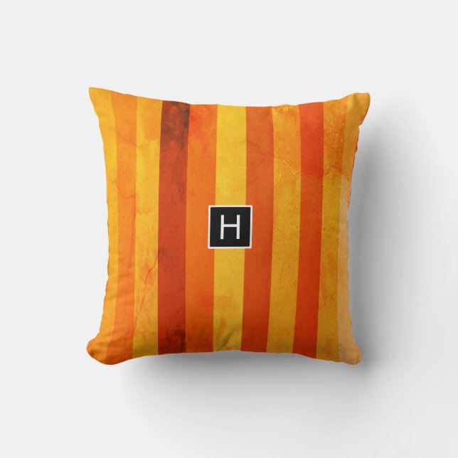 Warm Verweerd Oranje Rood Strepen Monogram Kussen (Voorkant)