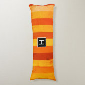 Warm verweerd Sinaasappel rode strepen Monogram Lichaamskussen (Voorkant Verticaal)