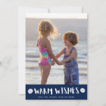 Warm Wish Florida Beach Family met Kerstmis Feestdagenkaart<br><div class="desc">kerstfeestkaarten in een modern strand - een nautische " warme wensen " - marineblauw en een witte zanddollar - ontwerp. Pas met uw foto en namen aan. Deze strandkerstfeestkaart keert terug naar een blauw en wit-nautisch ontwerp op de rug. Ik kan deze kaart aan een verschillende kleur wijzigen om uw...</div>