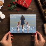 Warm Wishes Beach Family-fotokerstkaart Feestdagenkaart<br><div class="desc">Kerstmis-wenskaart in een op het strand geïnspireerd "warm wensen" fotoontwerp. Gepersonaliseerd met je foto en je familienaam. Deze strandkerstkaart keert terug naar een blauw en wit-nautische streep op de rug.</div>