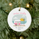 Warm Wishes Beach roze Camper Flamingo Keramisch Ornament<br><div class="desc">Illustratie van een gele kamper op het strand met oceaan,  palmbomen,  zonsondergang en vlammen.</div>