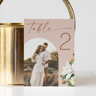 Warme Blush Beige Script Bloemige Trouw. Boog Foto Kaart