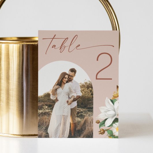 Warme Blush Beige Script Bloemige Trouw. Boog Foto Kaart