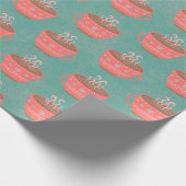 Warme chocolade kerstbekers op groen cadeaupapier (Hoek)