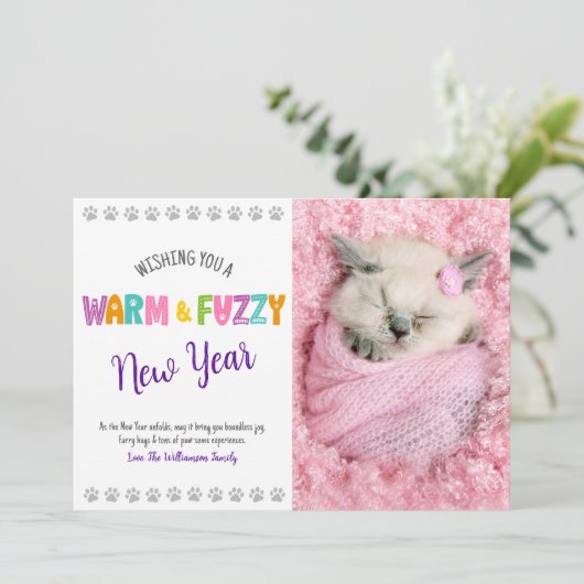 Warme en Fuzzy Nieuwjaar Pet Photo Schattigee Typo Feestdagenkaart (Staand voorkant)