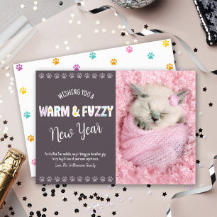Warme en Fuzzy Nieuwjaar Pet Photo Typografie Plum Feestdagenkaart