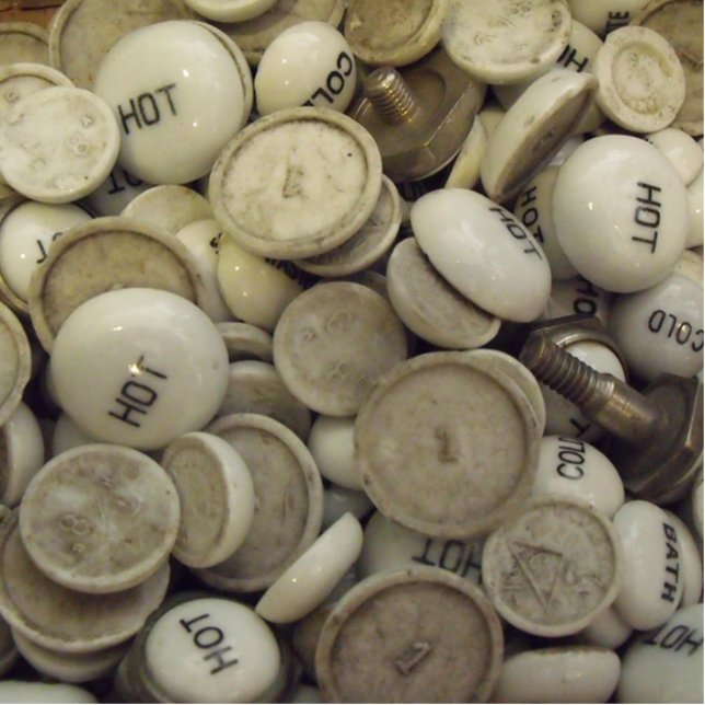  warme en koude porseleinen staand fotobeeldje  (Voorkant)