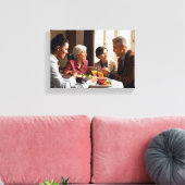 Warme familiemomenten rond de eettafel canvas afdruk (Insitu (Woonkamer))