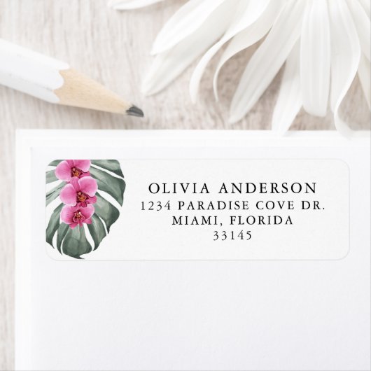 Warme roze orchideeën op Monstera Tropische Floral Etiket (Insitu)