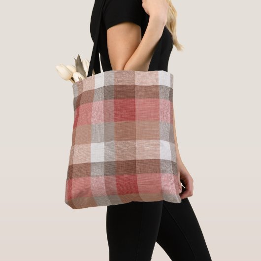 Warme rustieke geruite stoftextuur in koraal tote bag (Dichtbij)