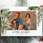 Warme wensen | Tropical Beach Christmas Foto Feestdagenkaart<br><div class="desc">Stuur uw vakantiegroeten in stijl met deze eenvoudige en lieve kerstfotokaart. Het maakt niet uit hoe laat van het jaar, we kunnen doen alsof we op een tropisch eiland weelderig tropisch groen! Ruimte voor nog een van je favoriete foto's en een aangepaste boodschap op de achterkant. Voeg uw aangepaste formulering...</div>