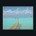 Warmest wil Elegant Beach met Kerstmis Feestdagenkaart<br><div class="desc">Verstuur een feestelijke vrolijkheid met dit ondeugende kerstbriefkaart met een eenvoudig design met de woorden "warm wensen" in een elegant,  dun wit script,  samen met uw bericht over uw favoriete horizontale strandvakantiefoto. Achterzijde heeft uw persoonlijke bericht en uw retouradres voor eenvoudige mailing.</div>