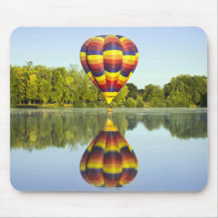 Warmluchtballon boven water met reflectie muismat