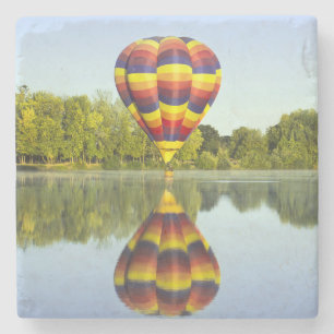 Warmluchtballon boven water met reflectie stenen onderzetter