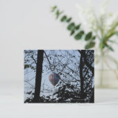 Warmluchtballon door bomen briefkaart (Staand voorkant)