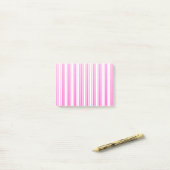 Warmroze en witte snoepjes strepen post-it® notes (Op bureau)