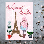 Warmste wensen met kerst in Parijs Eiffeltoren Roz Feestdagen Kaart<br><div class="desc">Deze mooie Parijse vakantiekaart is voorzien van de Eiffeltoren met een heel mooi meisje dat een sjaal draagt met de tekst "Het is de Wintersport" naast een sneeuw bedekte topiaries. Witte sneeuwvlokken vallen op de achtergrond met monochromatische elementen met de tekst "Warmste vernissen". Pas de binnenkant van deze kaart eenvoudig...</div>