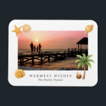 Warmste Wishes Strandfoto Moderne Kerst Magneet<br><div class="desc">Een moderne kerstmagneet met een eenvoudig en leuk ontwerp met een zeester,  palmboom,  kokosnoot drink en schelpen die uw favoriete strandfoto accentueren,  samen met de begroeting "Warmest Wishes" en jouw naam.</div>
