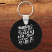 Warning It's Noteasy To Be Karen's Arm Candy  Sleutelhanger (Voorkant)