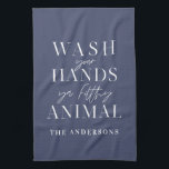 Was je handen met vuile, grappige typografie theedoek<br><div class="desc">Was je handen met vuile dierbare moderne typografie. Ideaal om aan je cadeau voor sociale afstanden,  verjaardagscadeau,  feestcadeau te denken. De kleur kan worden veranderd. Deel van een collectie.</div>