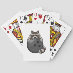 Wasbeer bij bowlen met bowlingbal pokerkaarten