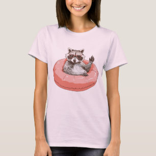 wasbeer die een zonnebril draagt in een roze zwemr t-shirt