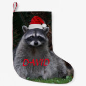 Wasbeer draagt rode kerstmuts met naam kleine kerstsok (Voorkant)