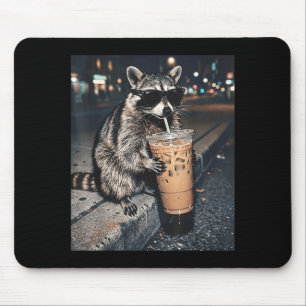 Wasbeer drinkt ijskoude koffie grappig dier meme m muismat